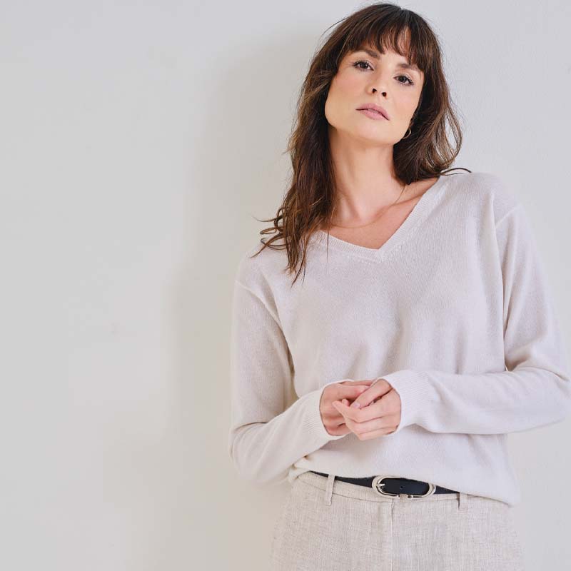 The Cashmere Fitted V Neck Sweater