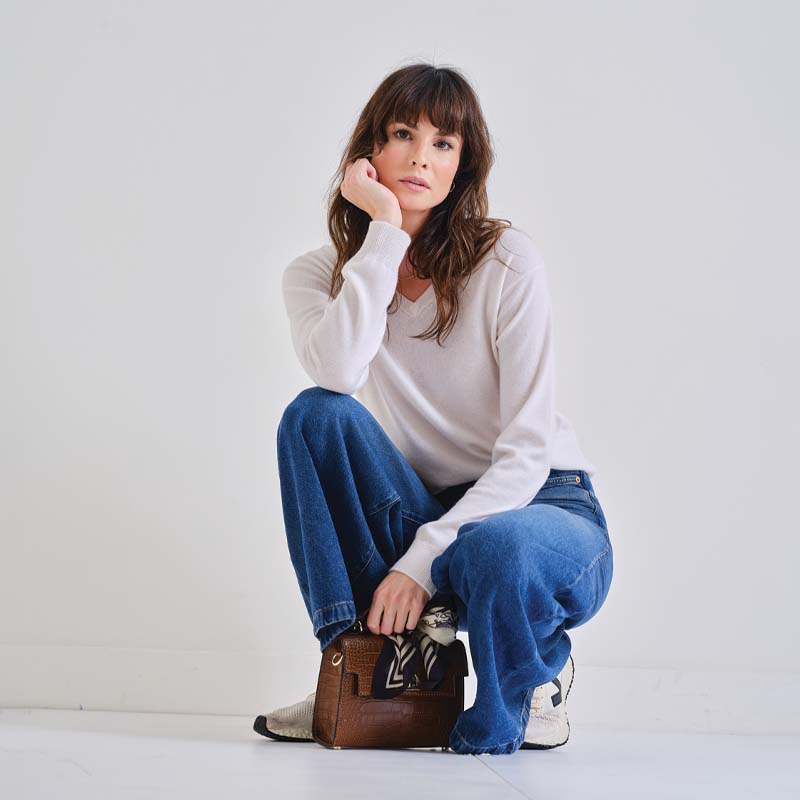 The Cashmere Fitted V Neck Sweater