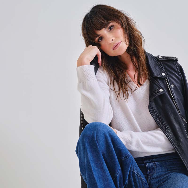 The Cashmere Fitted V Neck Sweater